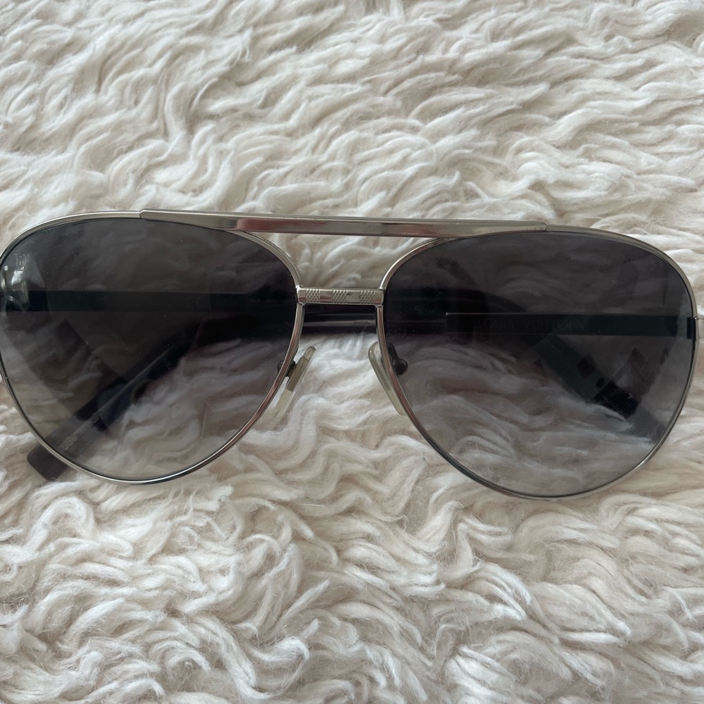Sleek Silver Aviator Sunglasses